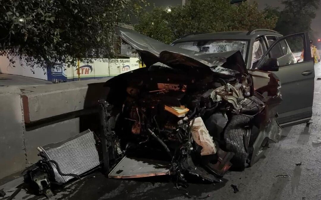Accidente en Monterrey: Camioneta se Estrella y Conductor Huye en Avenida Garza Sada