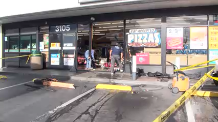 Accidente en 7-Eleven de City Heights: Conductora pierde el control y causa daños