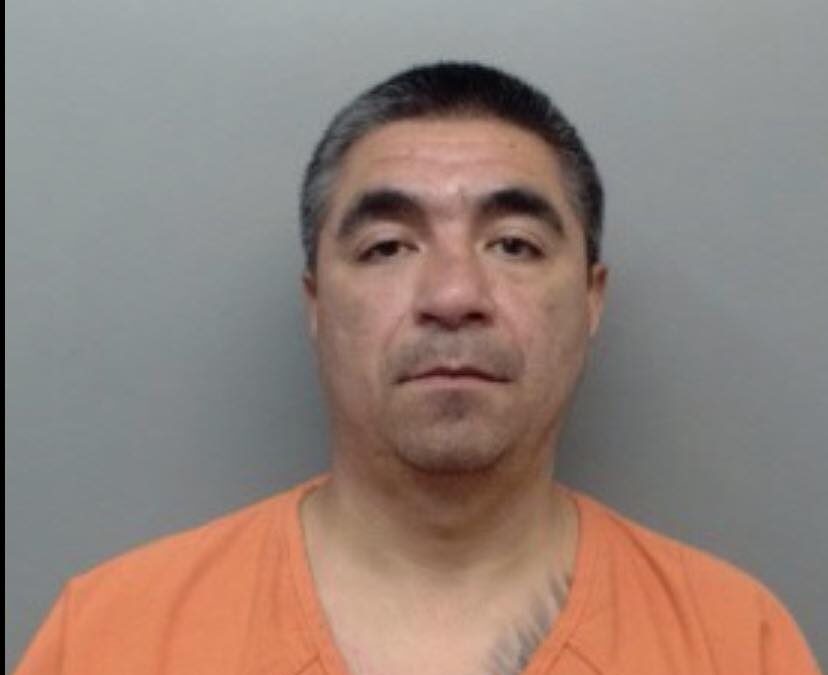 Accidente con Fuga en Webb deja a un Oficial Herido y Conduce a Detención