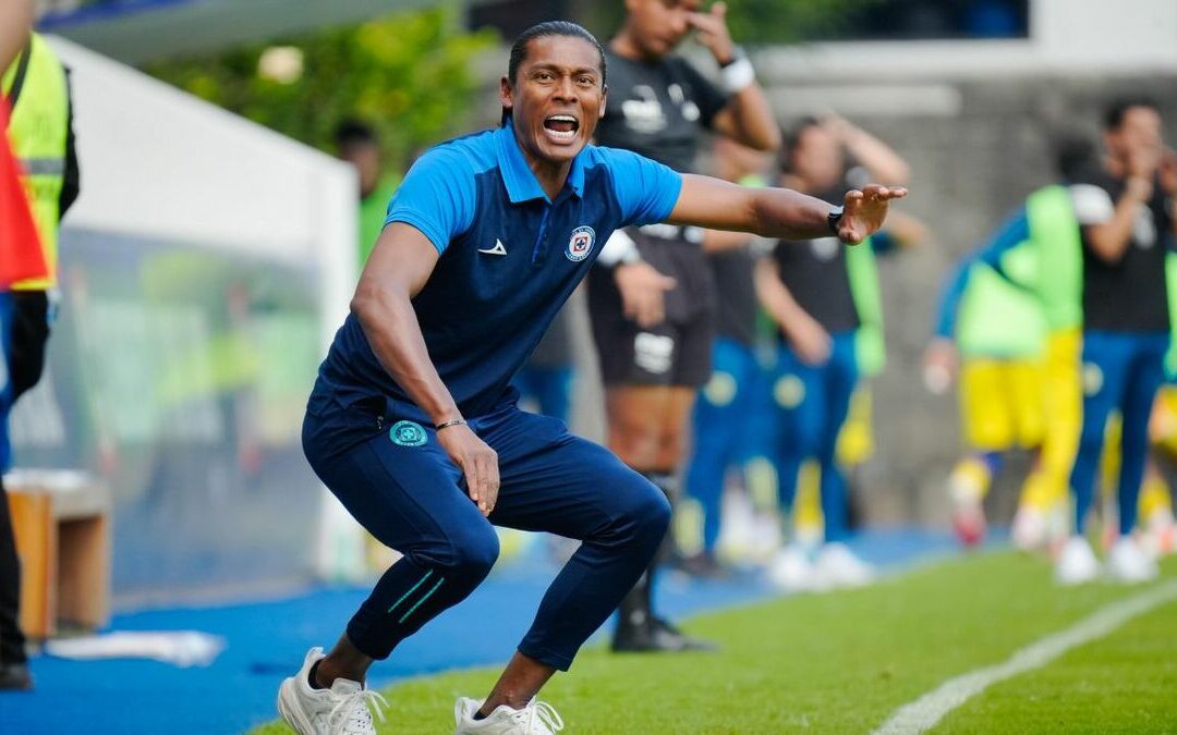 Cruz Azul nombra a Joel Huiqui como nuevo DT interino tras salida de Larcamón