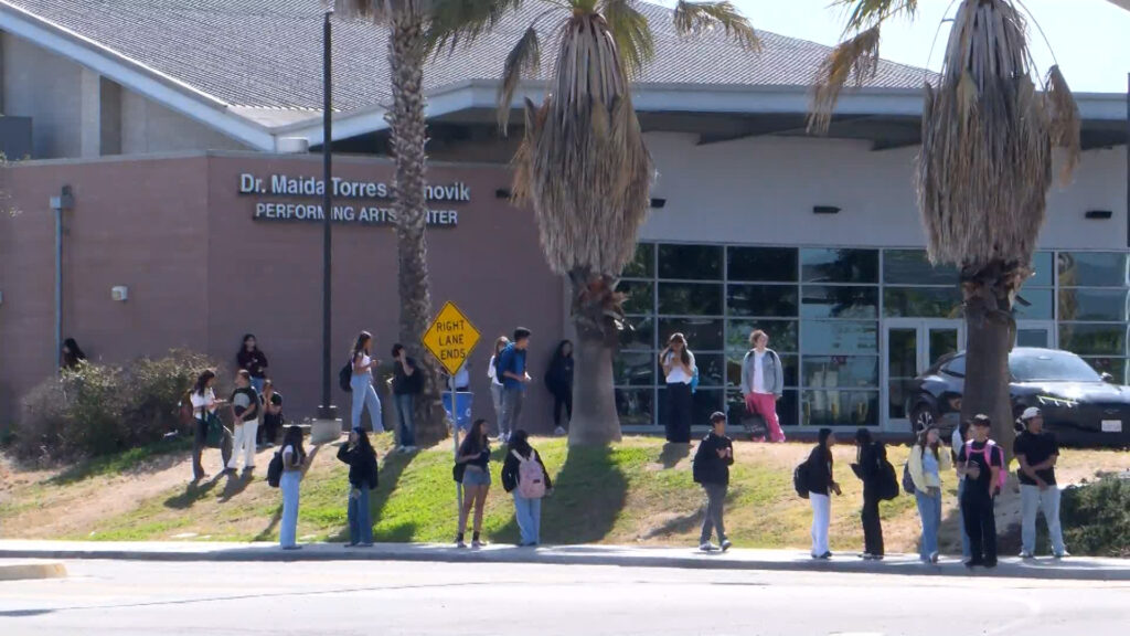 Alarma En Preparatoria San Ysidro: Sustancia Desconocida Lleva A Hospitalización De Adultos