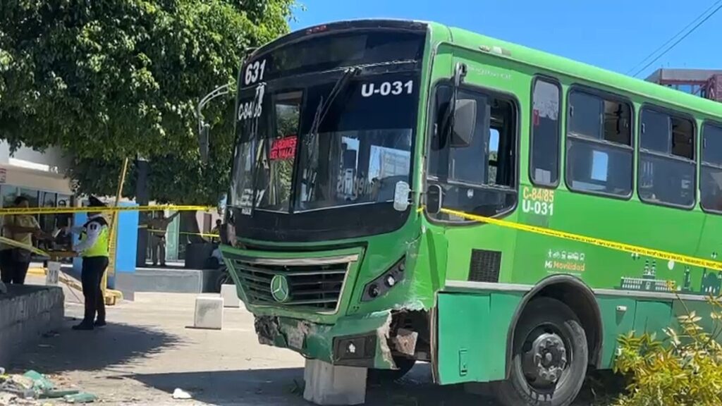 Tragedia En Guadalajara: Chofer De La Ruta 631 Sufre Paro Cardíaco Y Choca En La Glorieta La Normal