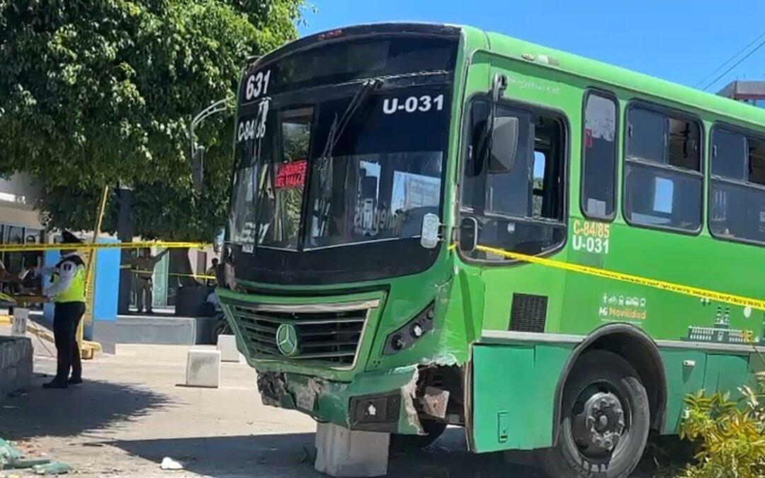 Tragedia en Guadalajara: Chofer de la Ruta 631 Sufre Paro Cardíaco y Choca en la Glorieta La Normal