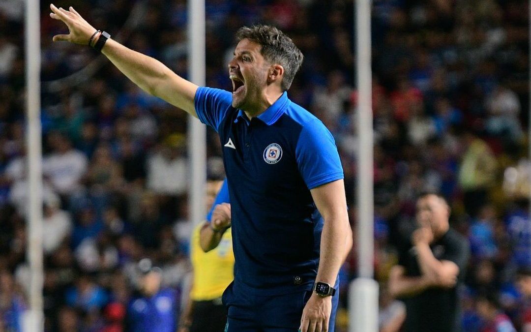 Nicolas Larcamón deja a Cruz Azul y enfrenta críticas de aficionados