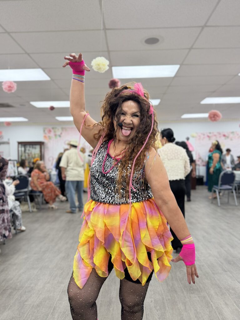 El Centro de Personas Mayores de Coachella celebró el Día de las Madres con música, baile y emotivos recuerdos