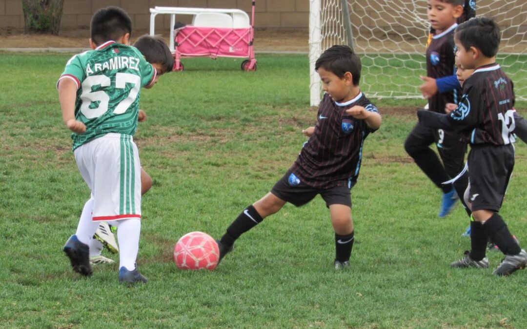 Familias y líderes comunitarios piden al Ayuntamiento de Coachella proteger el acceso al fútbol juvenil