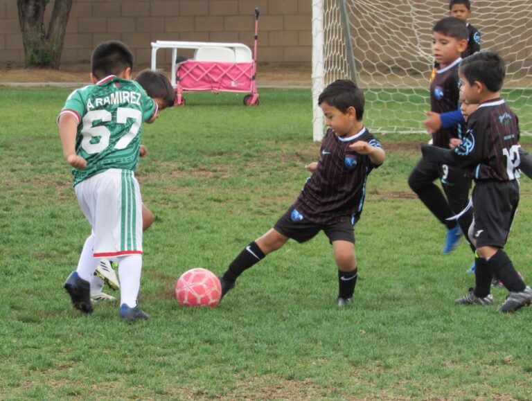 Familias y líderes comunitarios piden al Ayuntamiento de Coachella proteger el acceso al fútbol juvenil