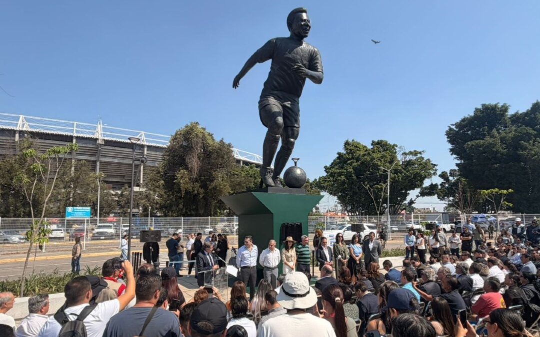 Jalisco Revela Nueva Estatua de Pelé con Derechos Pagados a Neymar