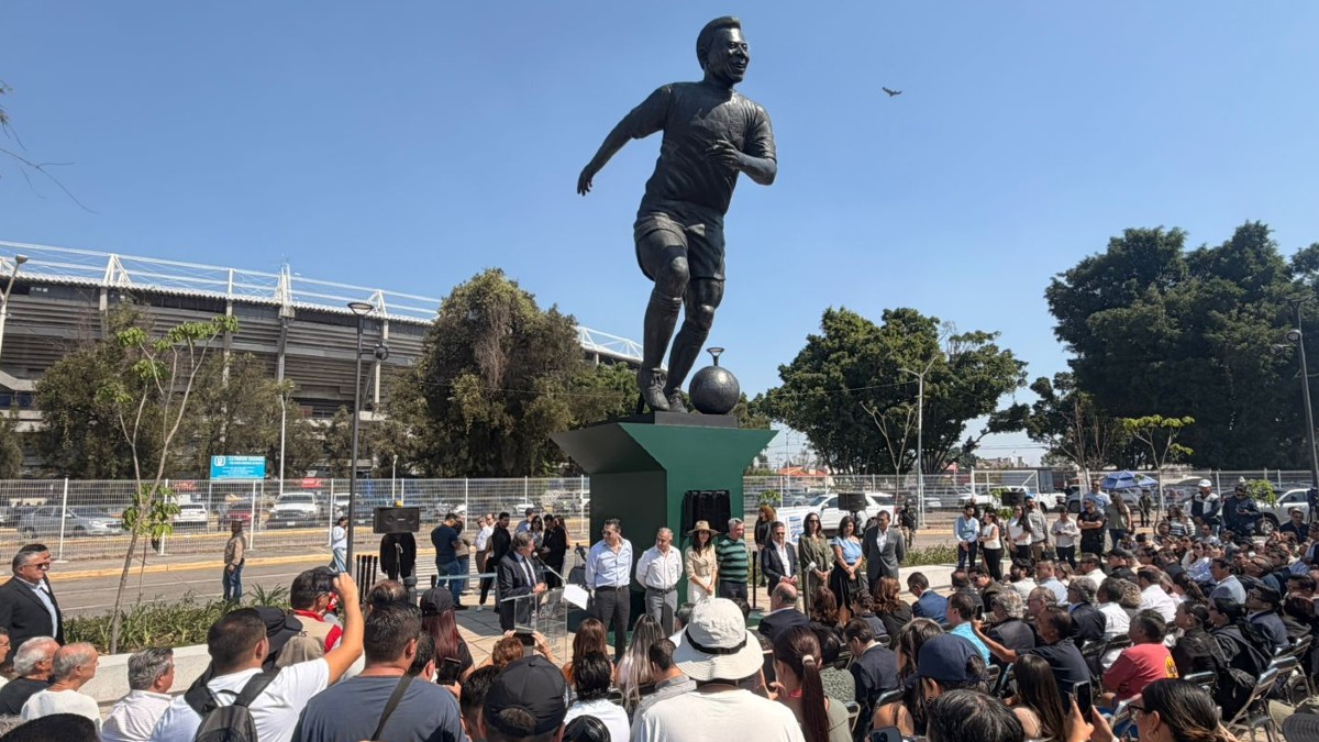 inauguran-estatua-pele-canarinha-afuera