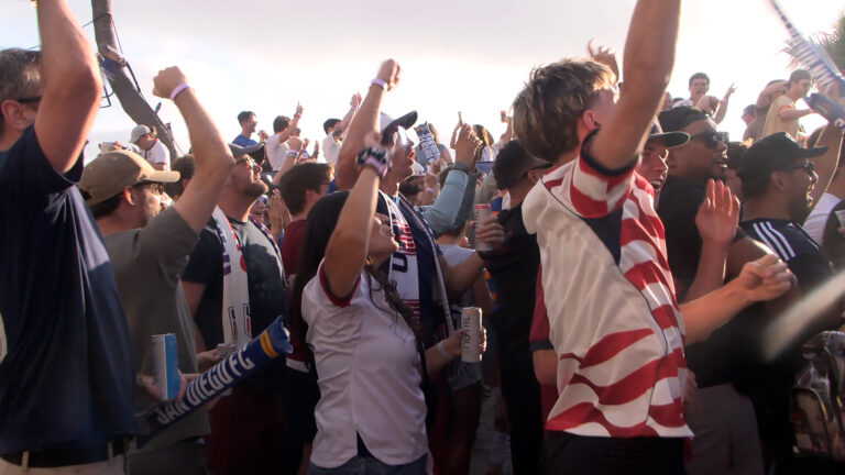 Estados Unidos fútbol desata la euforia de aficionados en Mission Beach durante su debut
