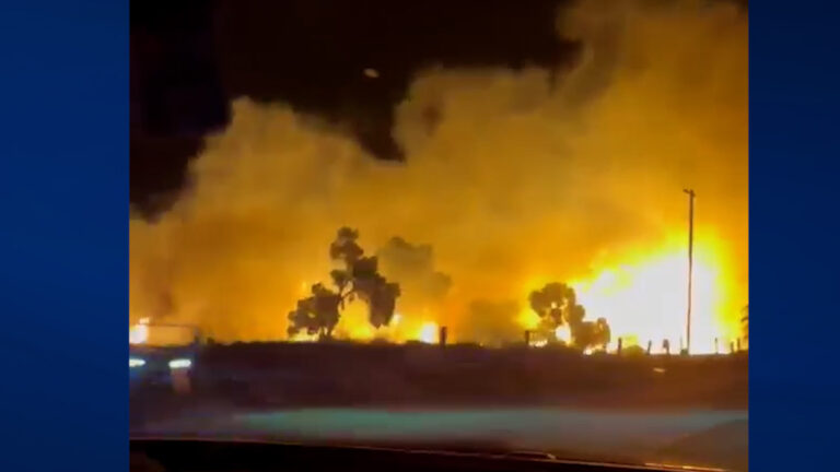 Bomberos logran un 20% de contención en incendio de vegetación cerca del Aeropuerto Jacqueline Cochran en Thermal