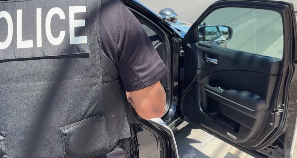 Detienen a dos hombres sospechosos de robar cobre del techo de un comercio en Coachella