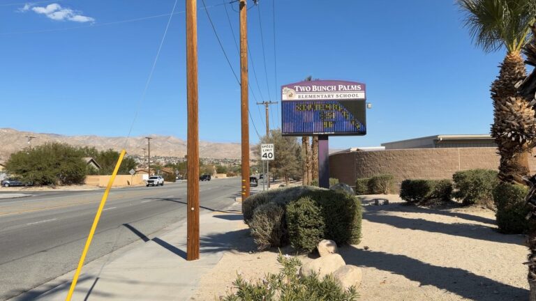 Arrestan a un hombre desnudo acusado de merodear en los terrenos de una escuela primaria en Desert Hot Springs