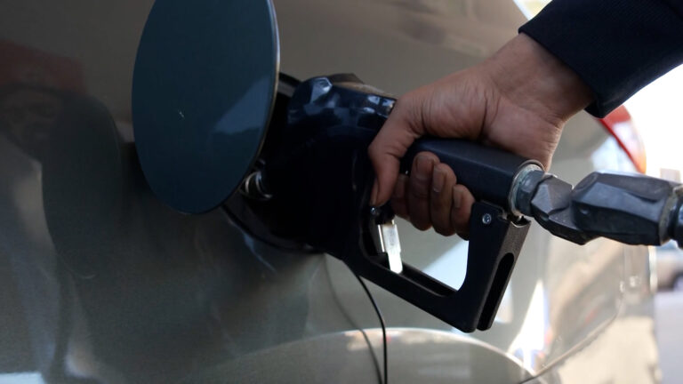 El precio de la gasolina en el Condado de Riverside supera los $6.17 dólares y alcanza su nivel más alto en casi cuatro años