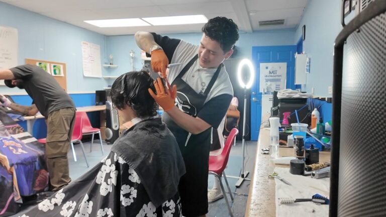 Barberó local impacta al Valle de Coachella al brindar cortes de cabello, ropa y apoyo a la comunidad