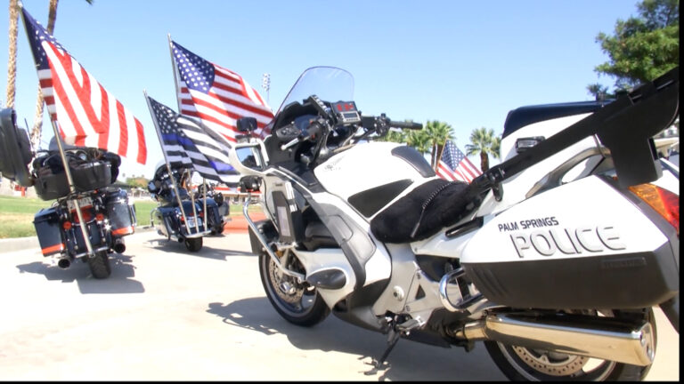 La caravana de motocicletas en memoria de la Policía de Palm Springs rinde homenaje a los oficiales caídos Vega y Zarebny.
