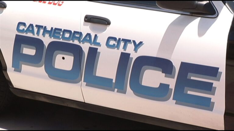 Alerta en Cathedral City: Cuerpos de emergencia responden a grave accidente nocturno